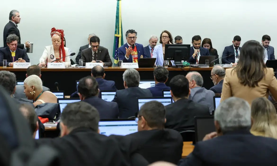Centrão tenta derrubar transição de 60 dias para fim da escala 6x1