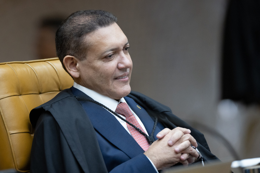 Nunes Marques manda tirar do ar pesquisa que mostrou recuo de Flávio Bolsonaro