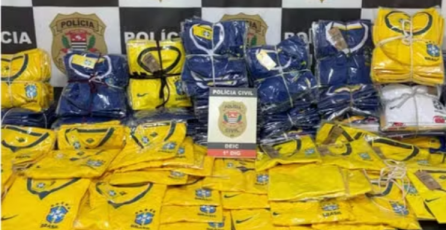 Polícia apreende 50 mil figurinhas falsas da Copa em SP