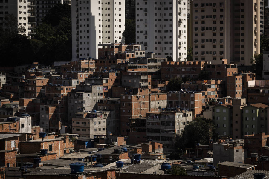 Pobreza cai a menor nível da série histórica nas metrópoles brasileiras, mas desigualdade sobe