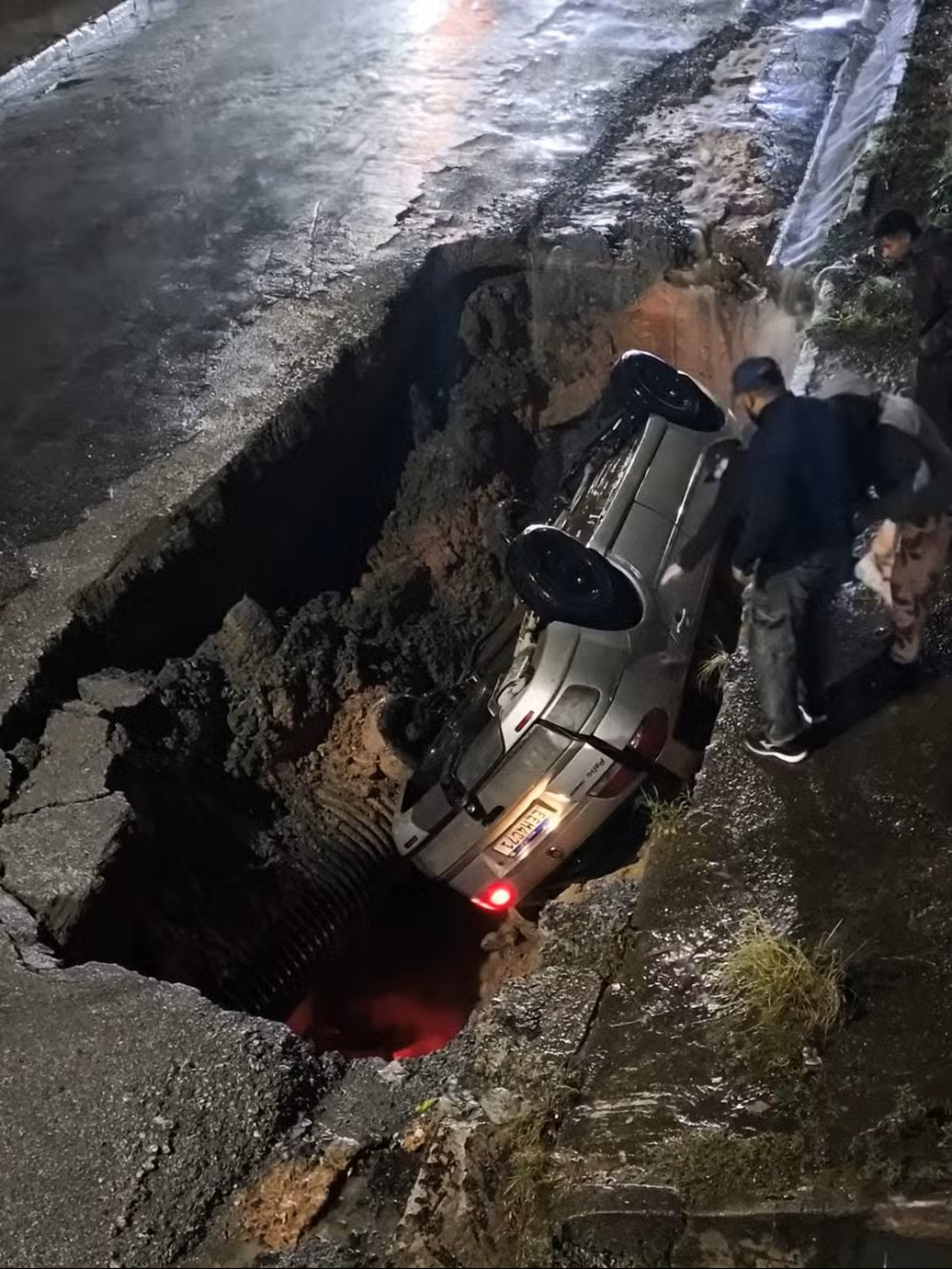 Cratera se abre e “engole” carro em Ribeirão Pires