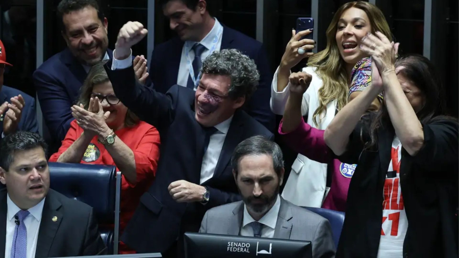 Senado aprova fim da escala 6x1 e redução da jornada de trabalho