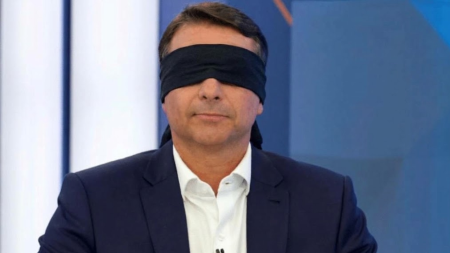 Flávio Bolsonaro votou contra projeto que suspende posse de arma de policial que comete violência doméstica