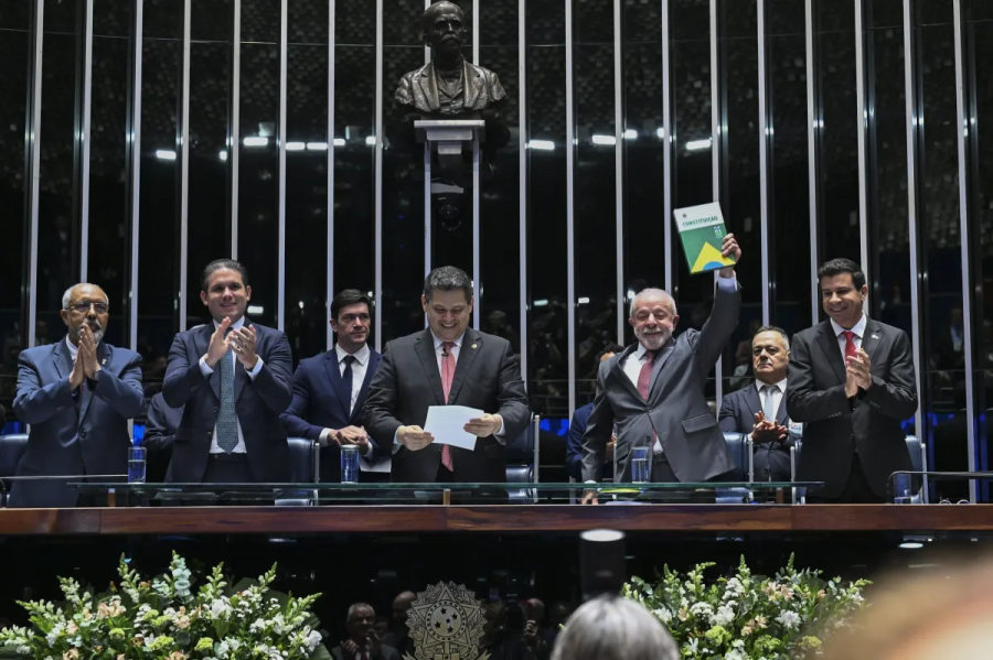 Com Lula, Congresso promulga fim da escala 6x1; veja quando começa a valer