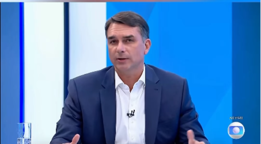 Flávio descarta cargos para Eduardo e Jair Bolsonaro 