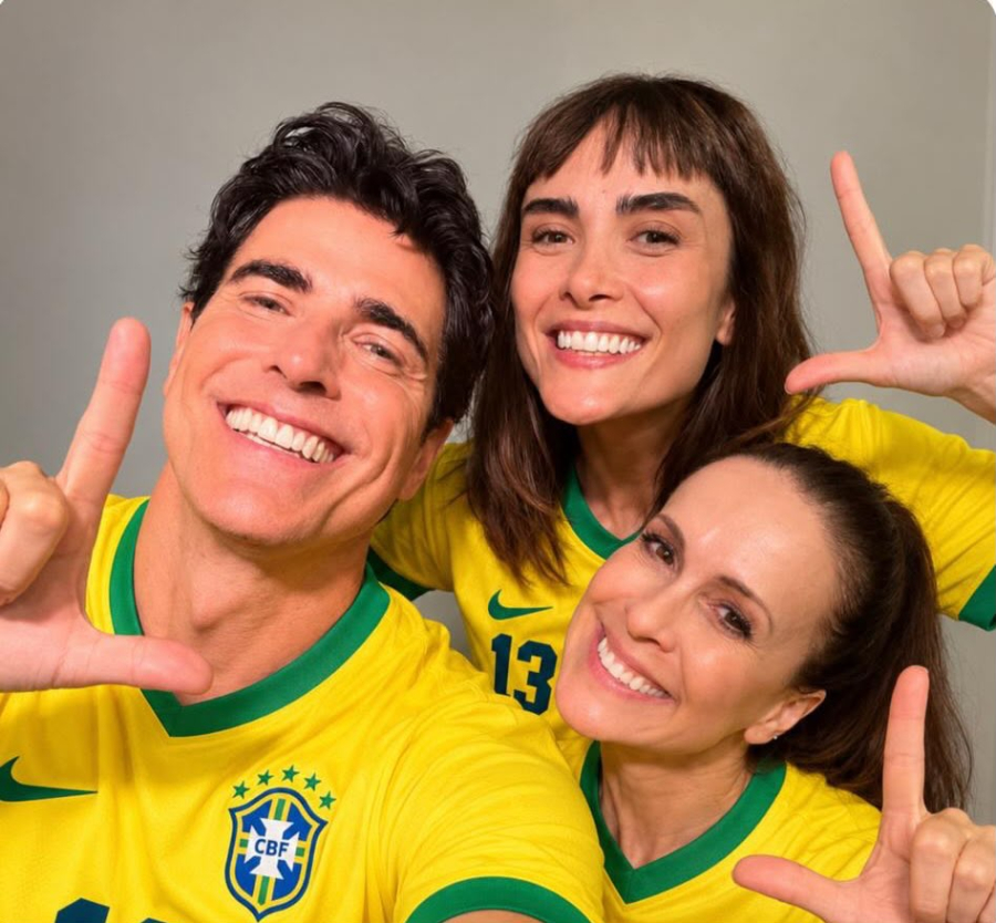 Artistas vestem verde e amarelo e fazem 