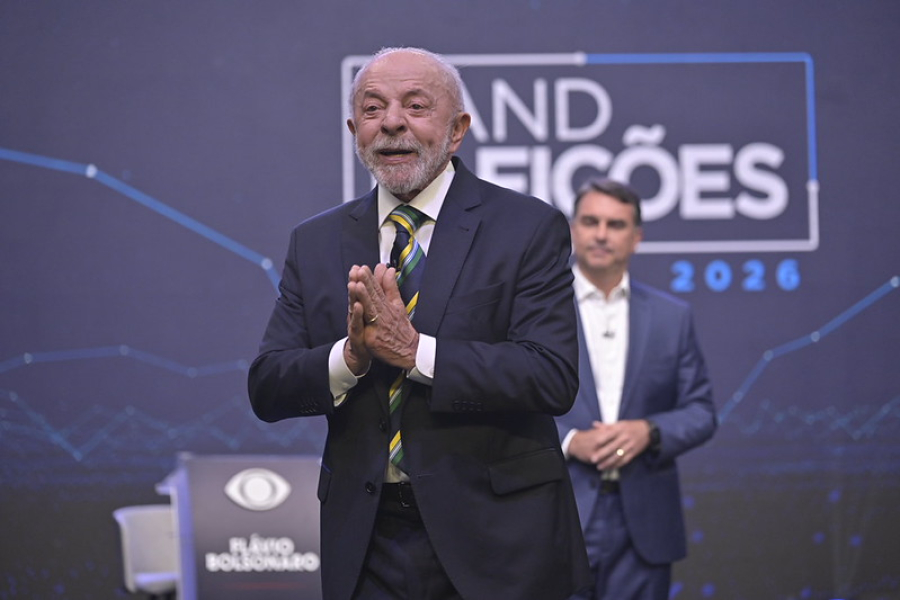 Flávio repete Trump ao fazer gestos atrás de Lula