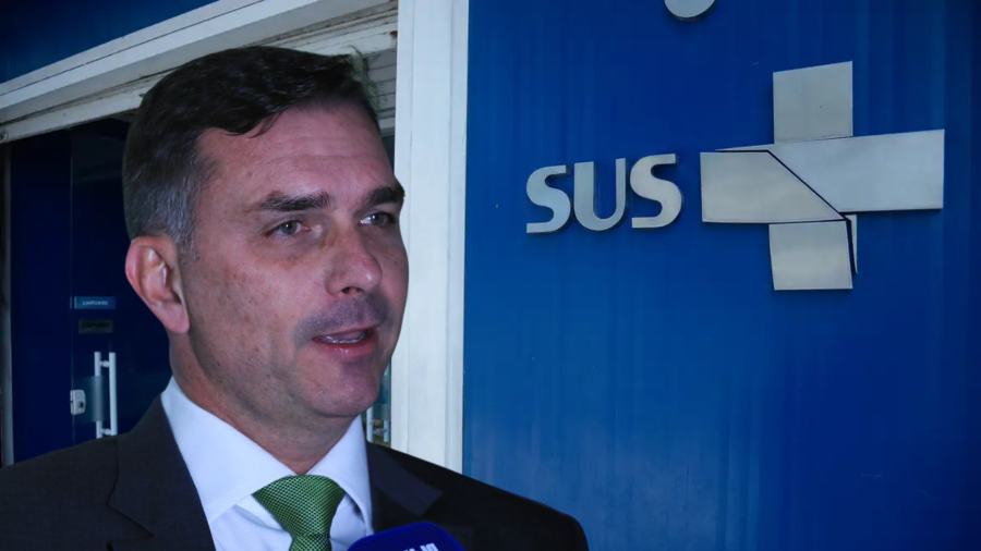 Proposta de Flávio Bolsonaro para transformar SUS em Einstein é fantasiosa e acena para privatizações, afirmam especialistas