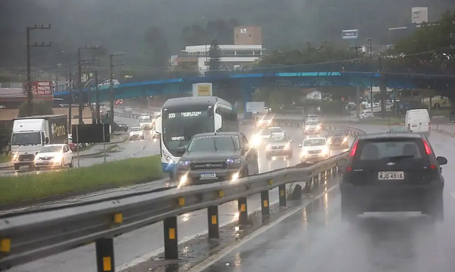Frente fria leva tempestades e granizo ao centro-sul do país