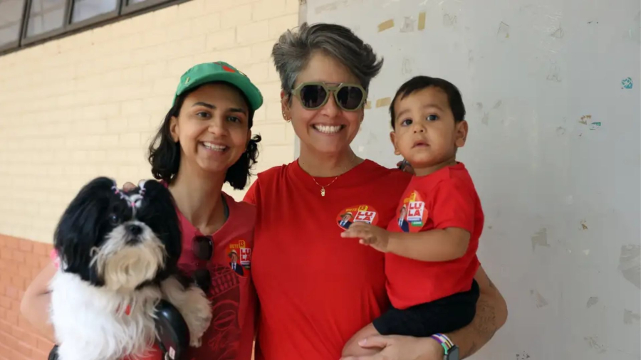 Pais levam filhos a seções eleitorais para ensinar democracia