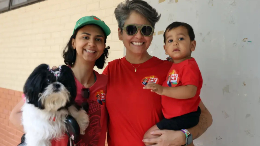 Pais levam filhos a seções eleitorais para ensinar democracia