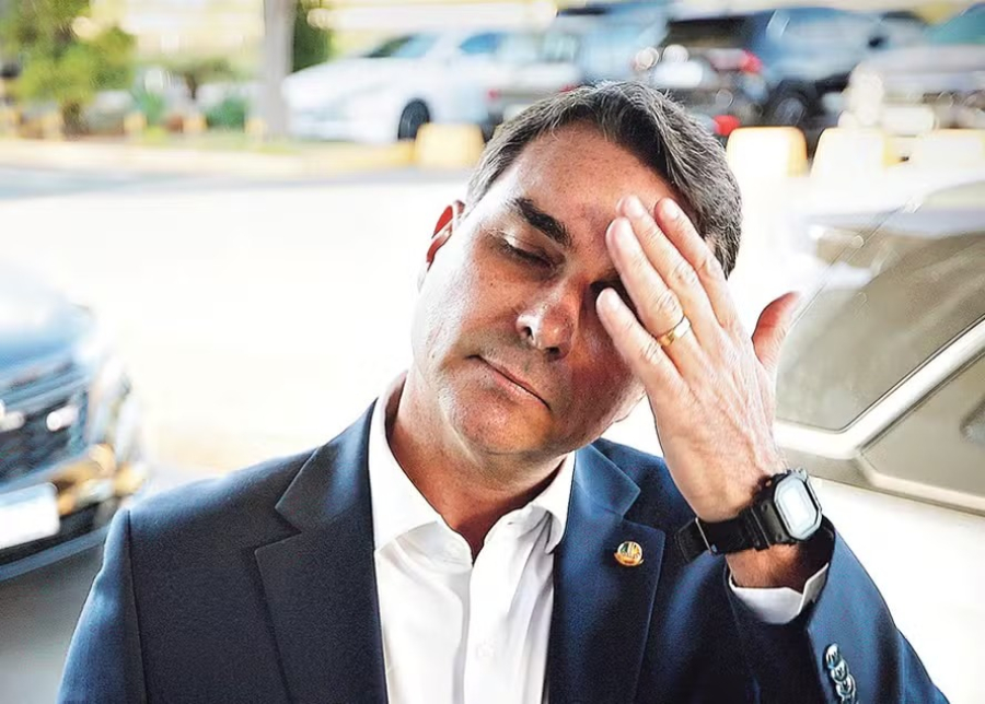 Justiça determina que Flávio Bolsonaro entregue passaporte
