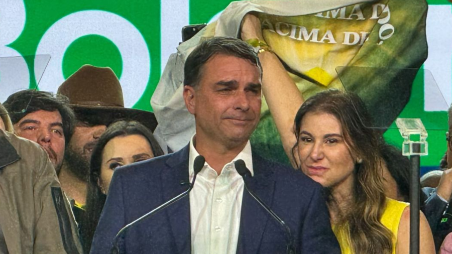 Flávio Bolsonaro enfrenta isolamento após carta golpista e operação despiste com fuga para os EUA