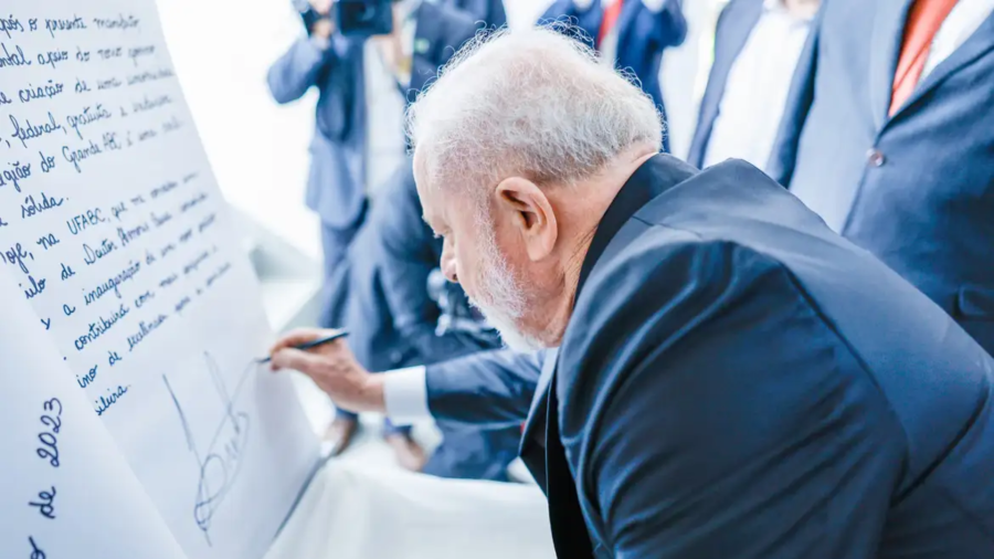 Lula promete mais ensino de matemática, área considerada a mais crítica da educação no Brasil