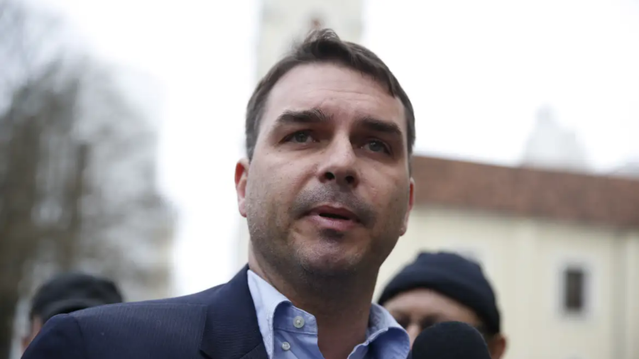 PT procurou partidos de centro e direita para isolar Flávio Bolsonaro após carta golpista