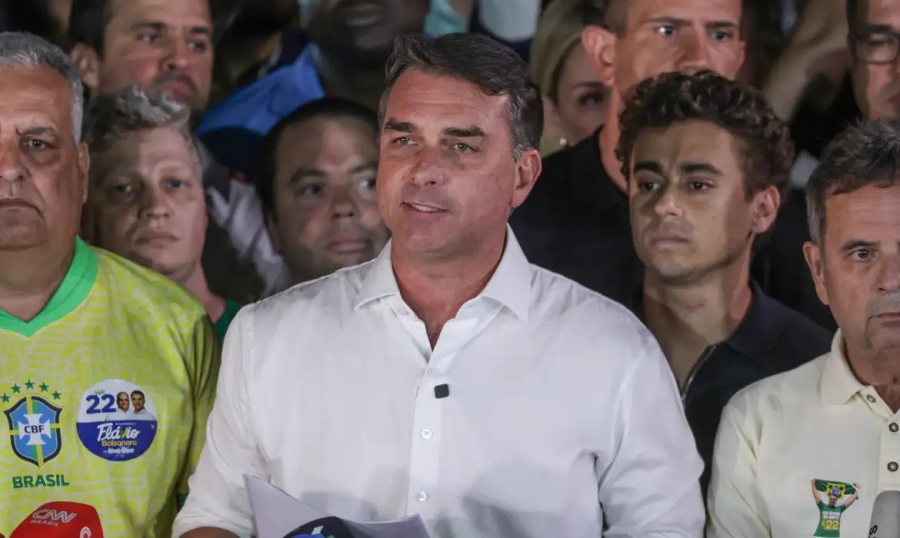 Flávio Bolsonaro diz que vai disputar mais uma eleição 