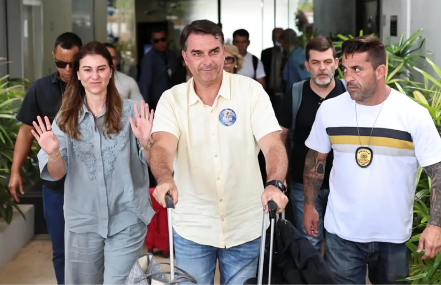 Petista quer declarar Flávio 'persona non grata'