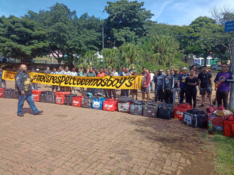 Motoboys de delivery de comida fazem protesto em Sorocaba