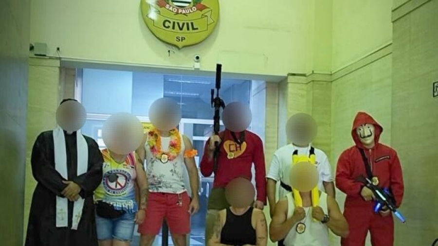 Policiais fantasiados de Chapolin Colorado e de padre prendem suspeito de furto em bloco de carnaval