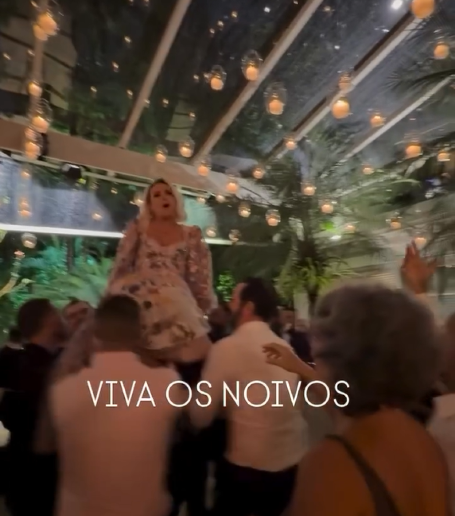 Ana Maria Braga é jogada para o alto e recebe famosos em casamento