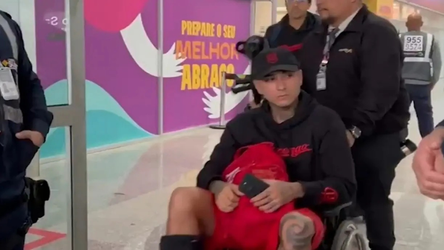 Erik Pulgar chega ao brasil em cadeira de rodas após sofrer lesão