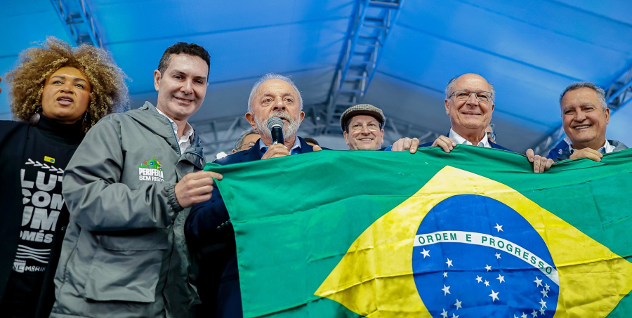 Lula pede bandeira do Brasil e declara: 'Agora quem segura essa bandeira é o povo brasileiro'