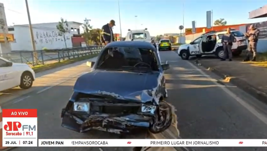 Chevette é furtado, bandido foge e destrói carro em colisão
