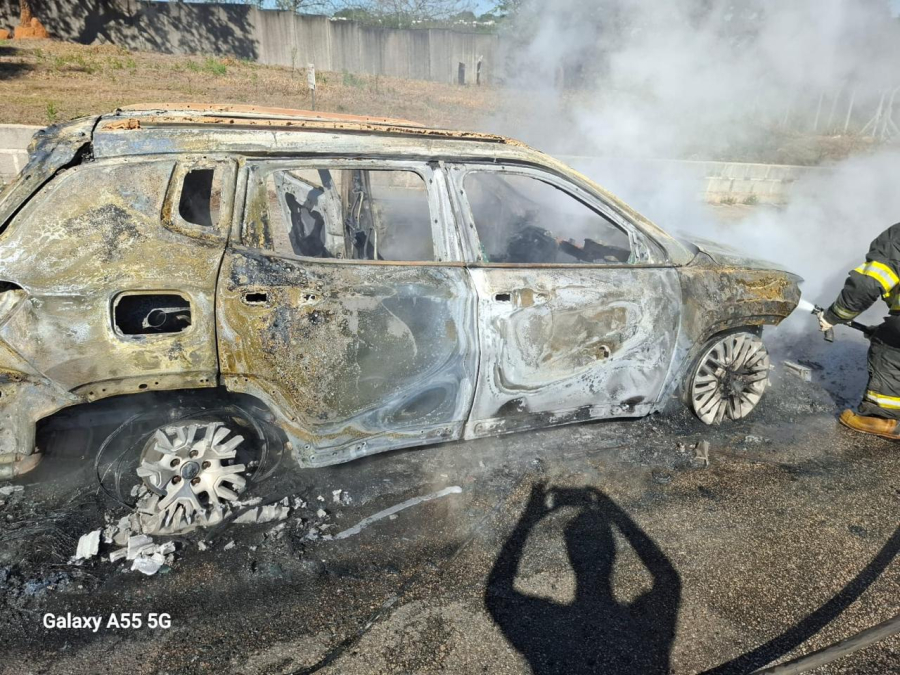 Carro é destruído por incêndio no Campolim