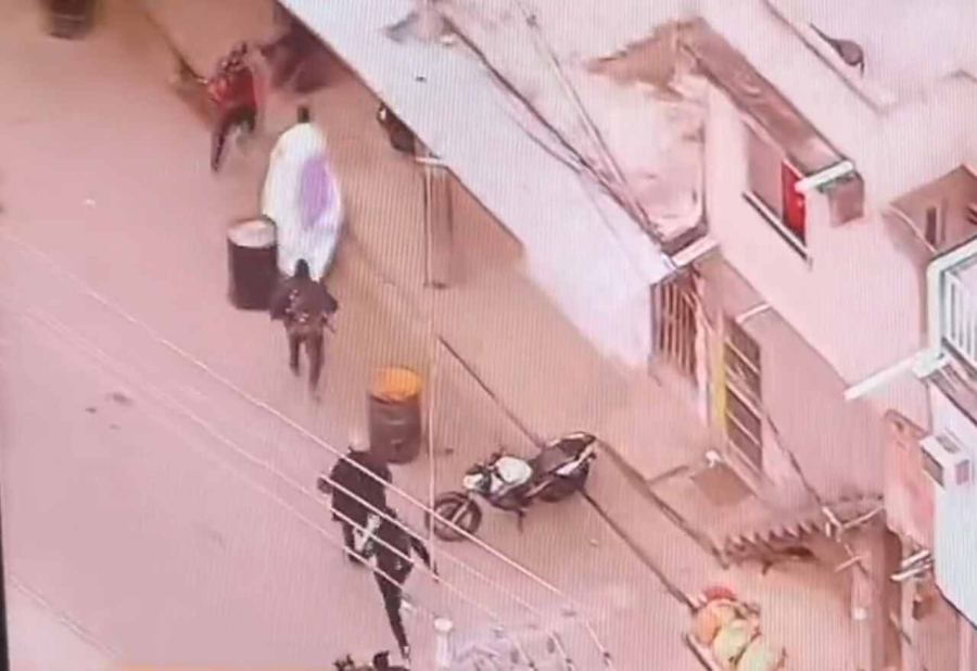 Homem foge da polícia enrolado em cobertor