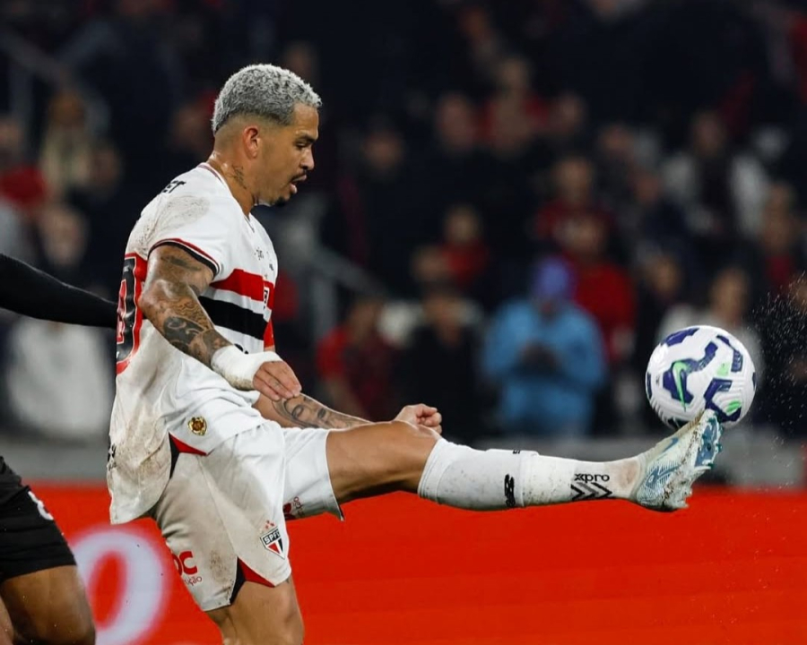  Rafael é expulso, Jandrei perde pênalti, e Athletico elimina o São Paulo