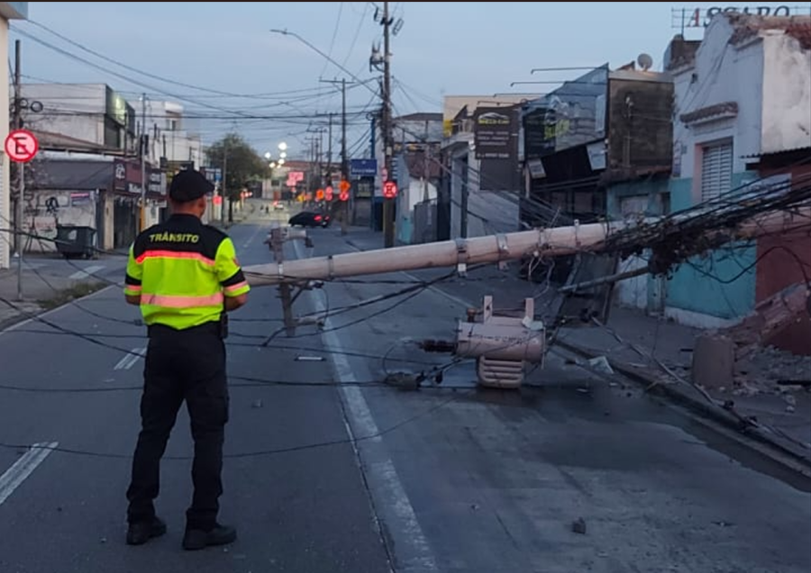 Motorista do BRT passa mal no volante e colide em poste