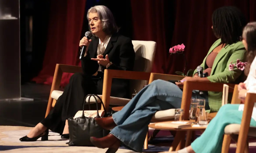 Cármen Lúcia comenta saída de Barroso do STF