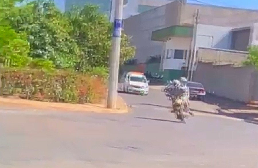 Homem morre durante fuga da polícia; moto bateu em árvore