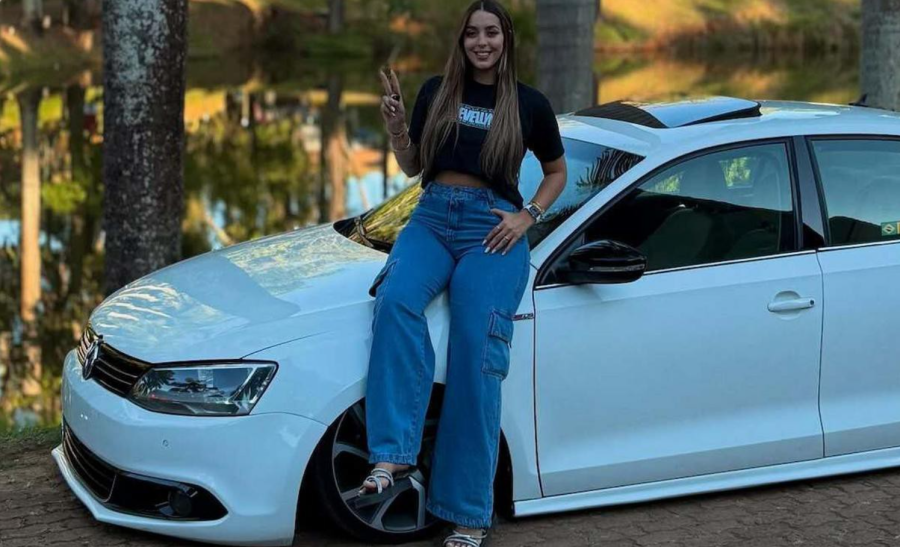 Carro de influenciadora pega fogo após modificação e reacende debate sobre segurança veicular
