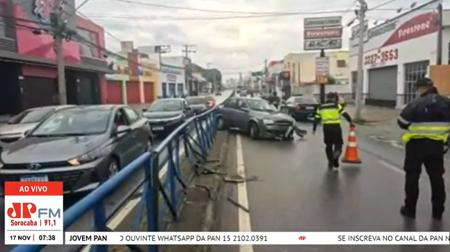 Carros colidem na Av. São Paulo