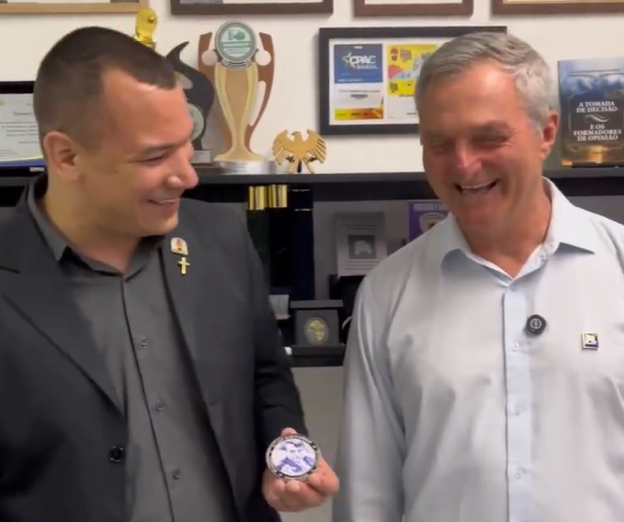Dylan comemora ao receber medalha 'Imbrochável, Imorrível e Incomível' 