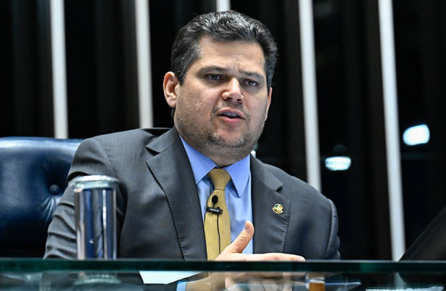 Alcolumbre anula votos de Eduardo Bolsonaro em sessão do Congresso Nacional