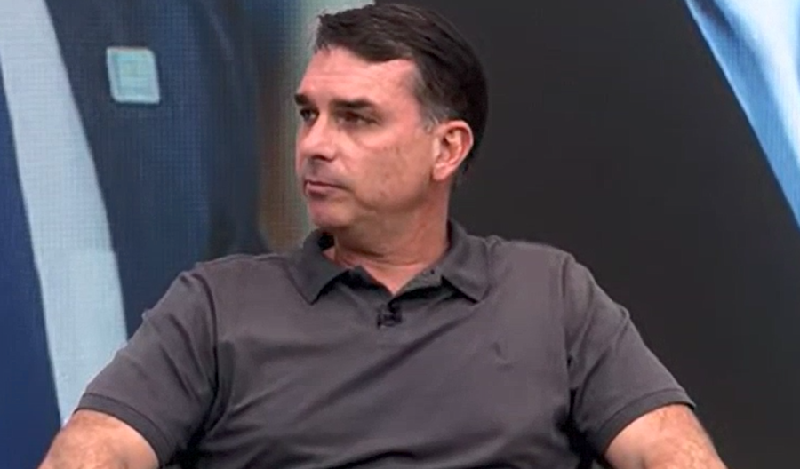 Flávio Bolsonaro abre o jogo sobre ausência em lançamento do SBT News