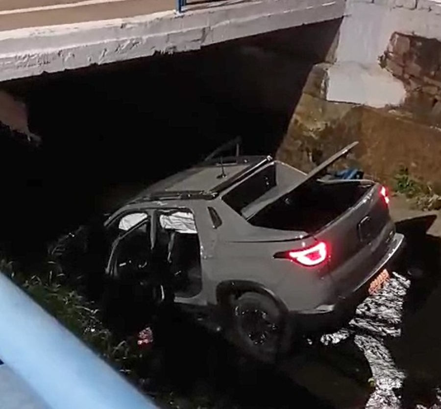 Motorista cai com o carro em córrego no centro de Itu