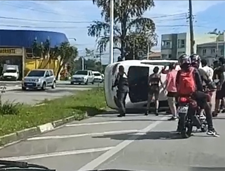 Crossfiteiros ajudam a desvirar carro que capotou