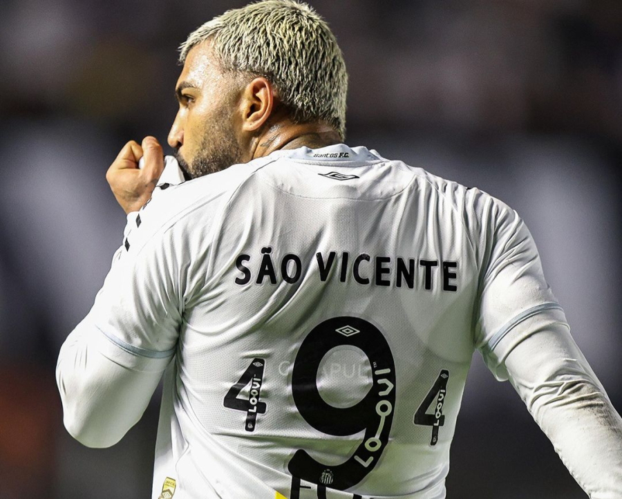 Com gol de Gabigol nos acréscimos, Clássico Alvinegro termina empatado 