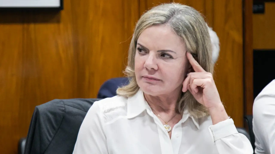 Gleisi Hoffmann chama Tarcísio de 'cara de pau' e o associa ao Banco Master