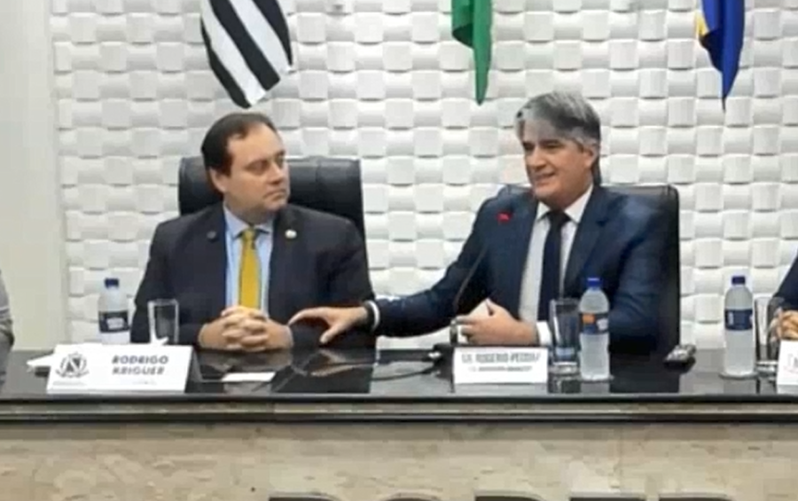 Weber Manga não aparece na Câmara e manda vice, que 'afaga' Rodrigo Kriguer