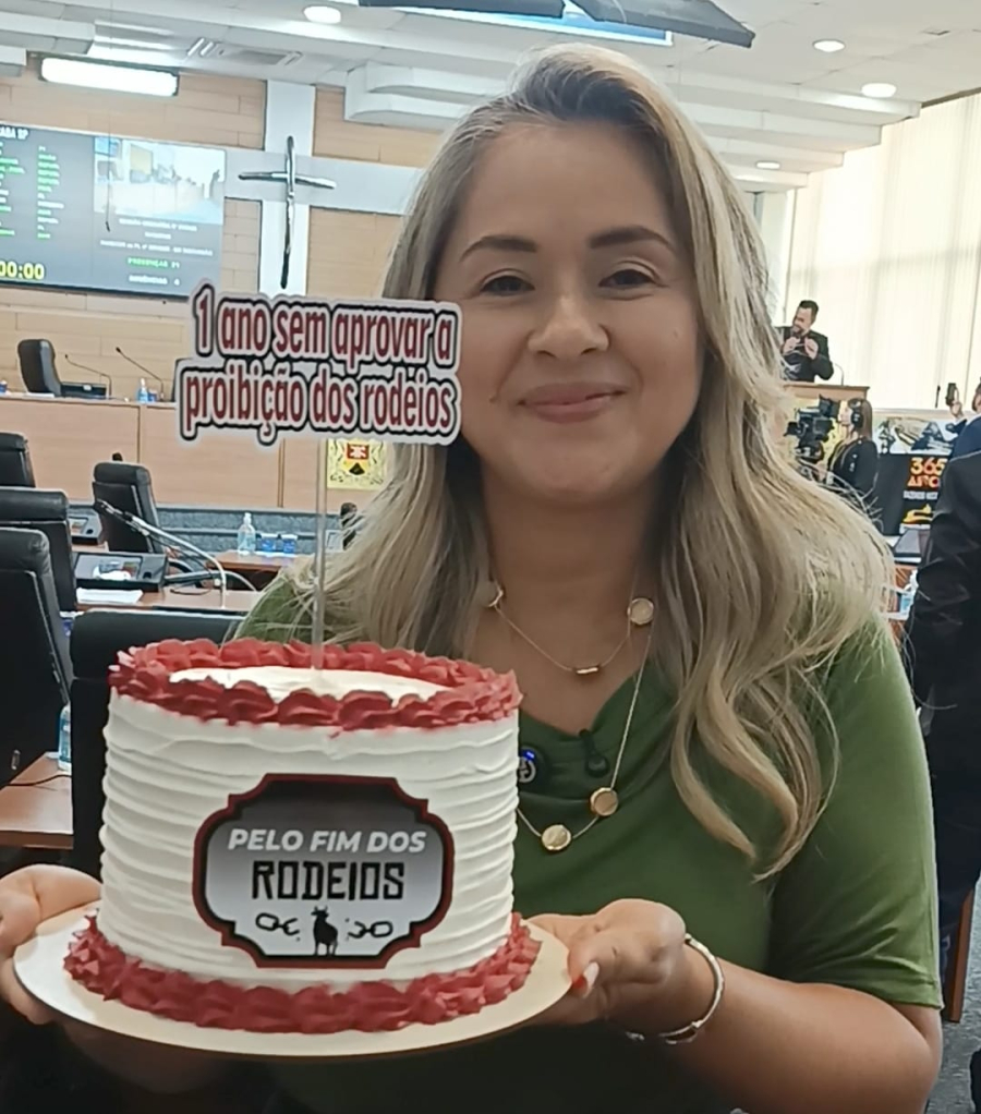 Vereadora aparece com bolo de aniversário na primeira sessão do ano