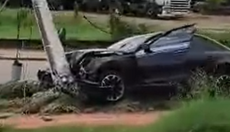 Mulher derruba poste ao colidir carro; vítima teve fratura no pé