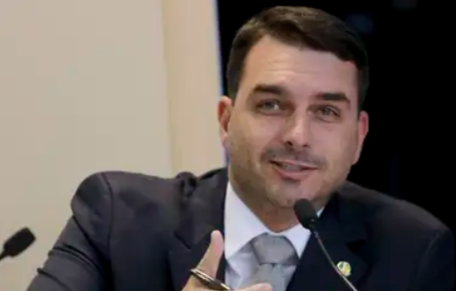 Flávio Bolsonaro compartilha vídeo de influenciador angolano com críticas ao governo Lula