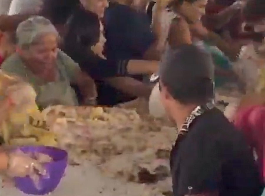 Tradicional corte de bolo tem empurra-empurra e correria por fatias durante celebração dos 268 anos de Macapá