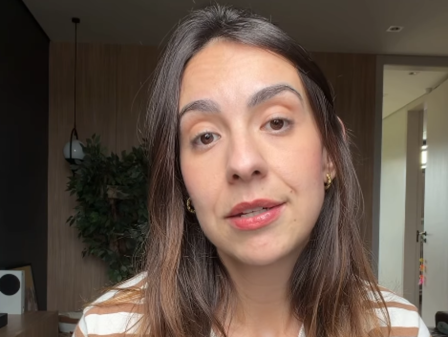 Evelin Camargo descobre câncer raro associado a implante mamário