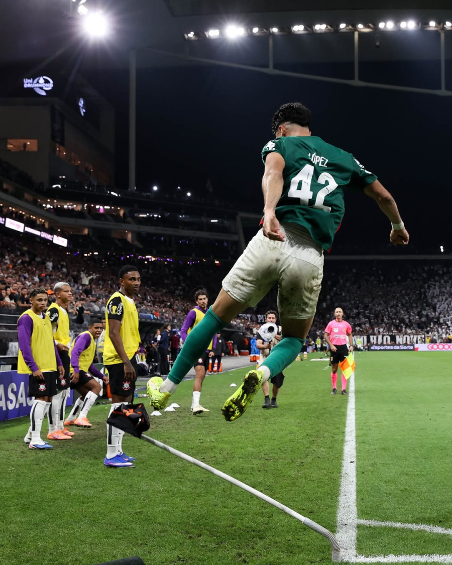 Palmeiras vence o Corinthians em Itaquera e garante vaga no mata-mata