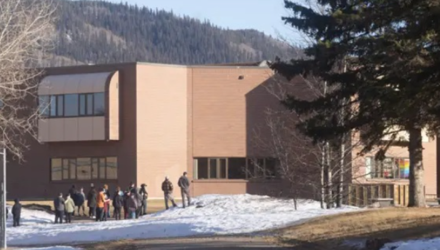 Ao menos 10 morrem em ataque a tiros a escola no Canadá